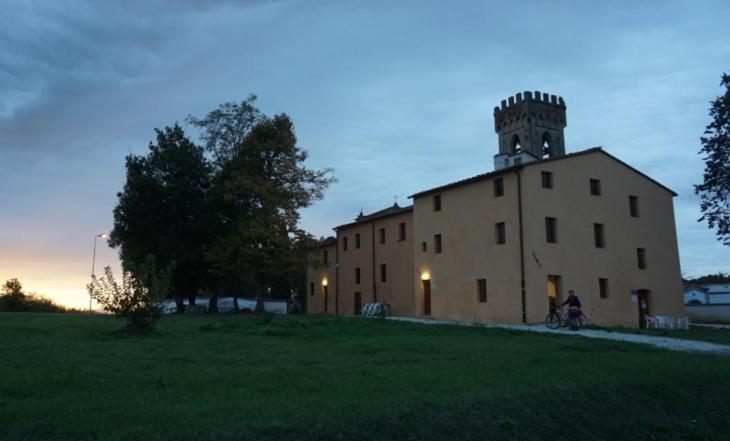 Hostal Badia Altopascio Buitenkant foto